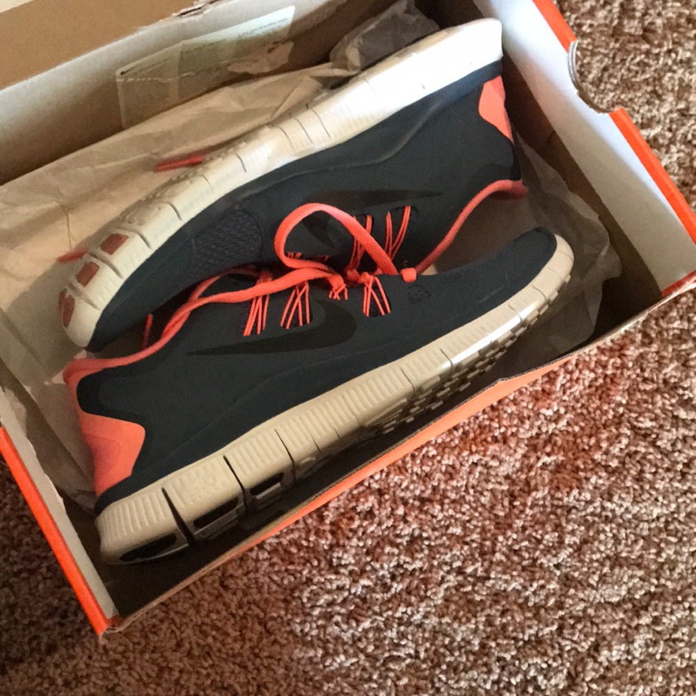Nike Free Dark Grey and Coral Shoes - Picture 8 of 8
